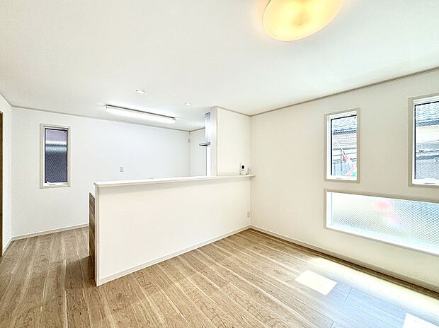 【ダイニングキッチン】料理をしながらでもご家族との会話を楽しめる対面キッチン