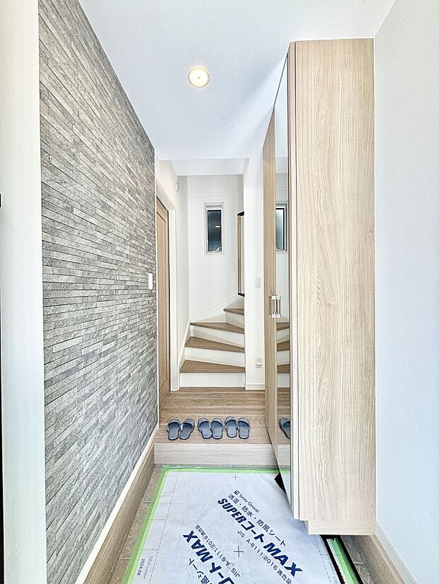 【玄関】家族の帰宅やお客様をあたたかく迎える玄関