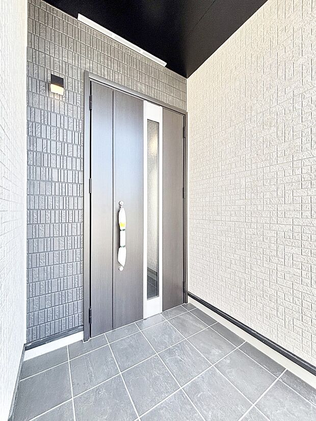 【玄関】大切な家族、来客を出迎える玄関。