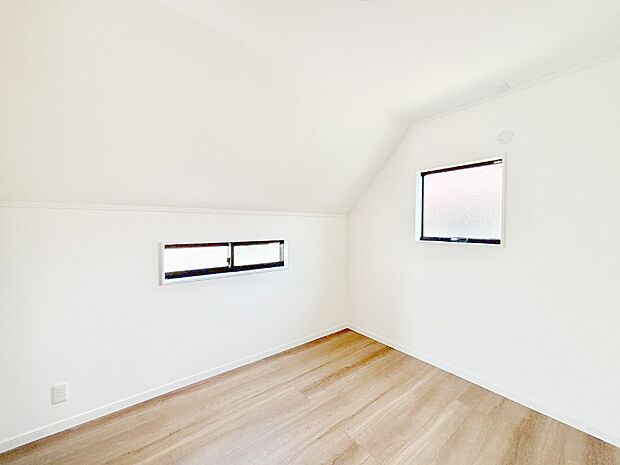 【子供部屋】窓からのやさしい光が心地よいプライベートルーム