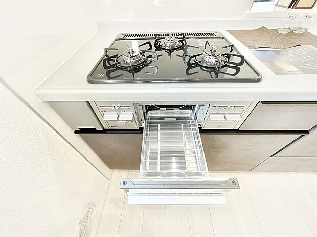 【三ツ口コンロ】三口ガスコンロでお料理が一気にはかどりそう。