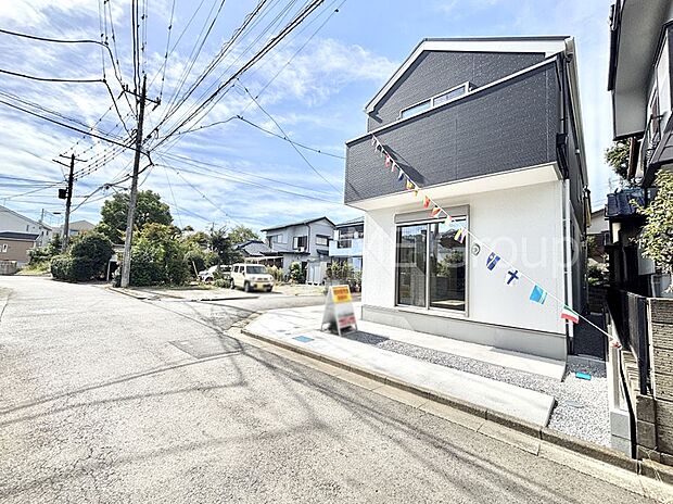 【前面道路含む現地写真】前面道路はきちんと整備されています