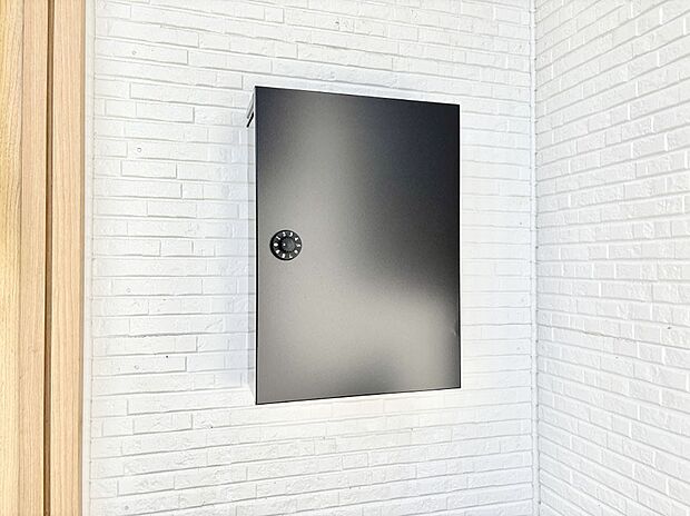 【その他現地】シンプルデザインのポスト。