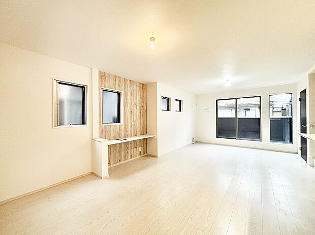 【ダイニング】家族の笑顔が自然と生まれてくる、そんな雰囲気のダイニングに仕上がっています。