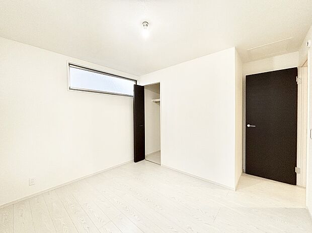 【子供部屋】窓からのやさしい光が心地よいプライベートルーム