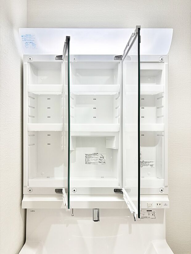 【洗面台・洗面所】三面鏡の裏に、化粧品や衛生用品などを収納可能。洗面台をすっきりと保ちます!