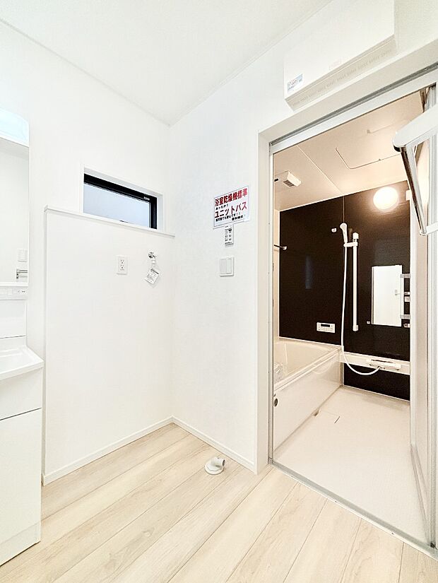 【脱衣場】ゆとりの洗面スペースで朝の身支度もラクラク