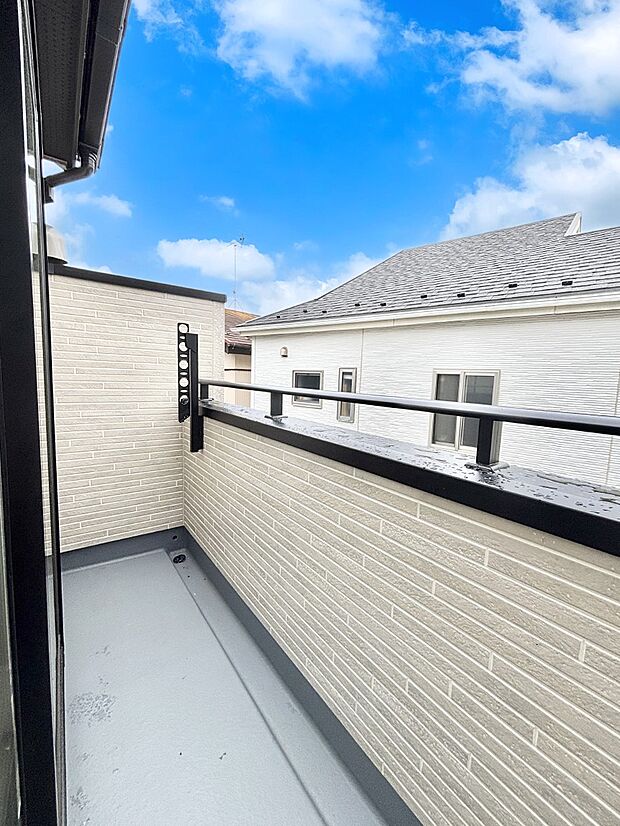 【バルコニー】気持ちよい陽光と風を感じられます