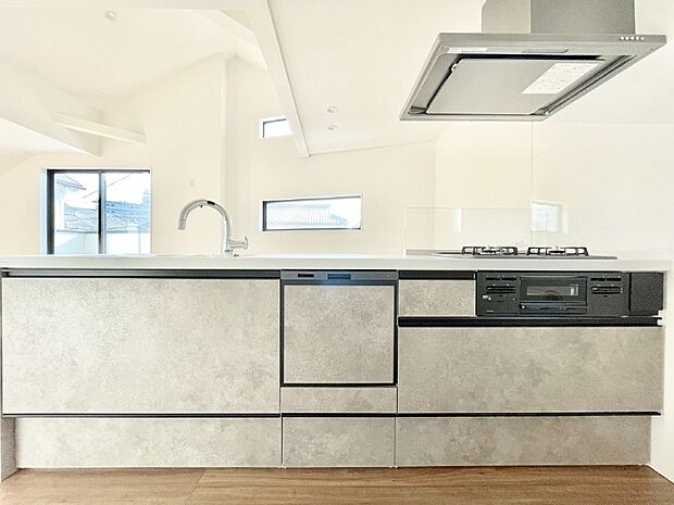 【キッチン】毎日使うキッチンだから、使いやすさ&お手入れのしやすさにこだわりました。