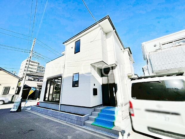 【現地外観写真】洗練された外観、上質な住空間が広がる室内は永く安心して過ごせる住居です。