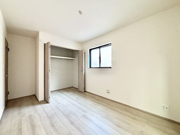 【ダイニング】明るい2階リビング!外からの視線をシャットアウトして家族のプライバシーを守ります。