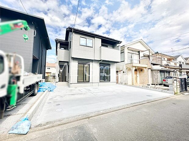 【現地外観写真】洗練された外観、上質な住空間が広がる室内は永く安心して過ごせる住居です。