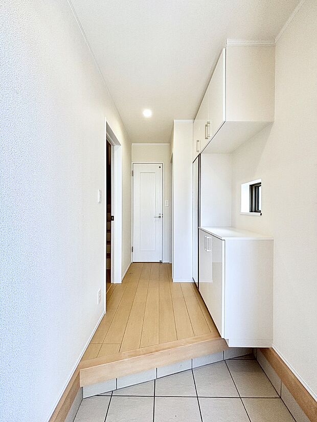 【玄関】明るい玄関はお客様をお出迎えするのにぴったりです!