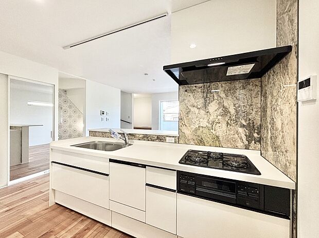 【ダイニングキッチン】料理をしながらご家族との会話を楽しめる対面カウンターキッチン    