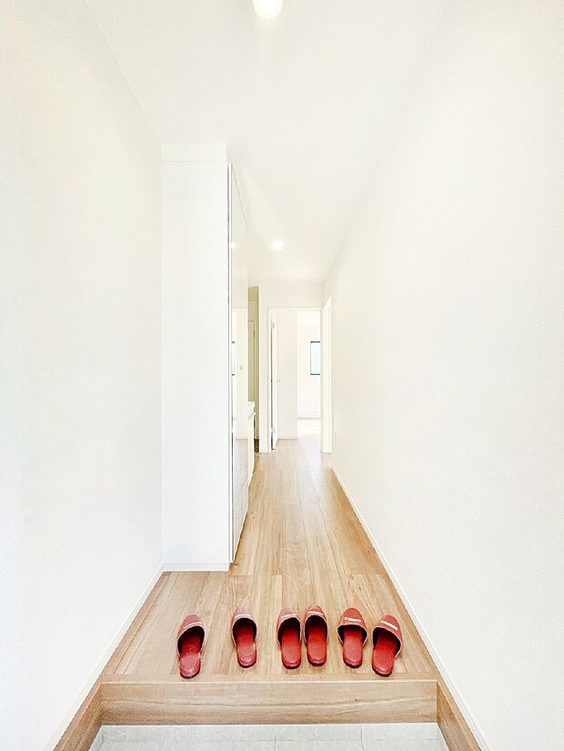 【玄関】ミラー付きシューズボックスはお出かけ前の身だしなみチェックに便利