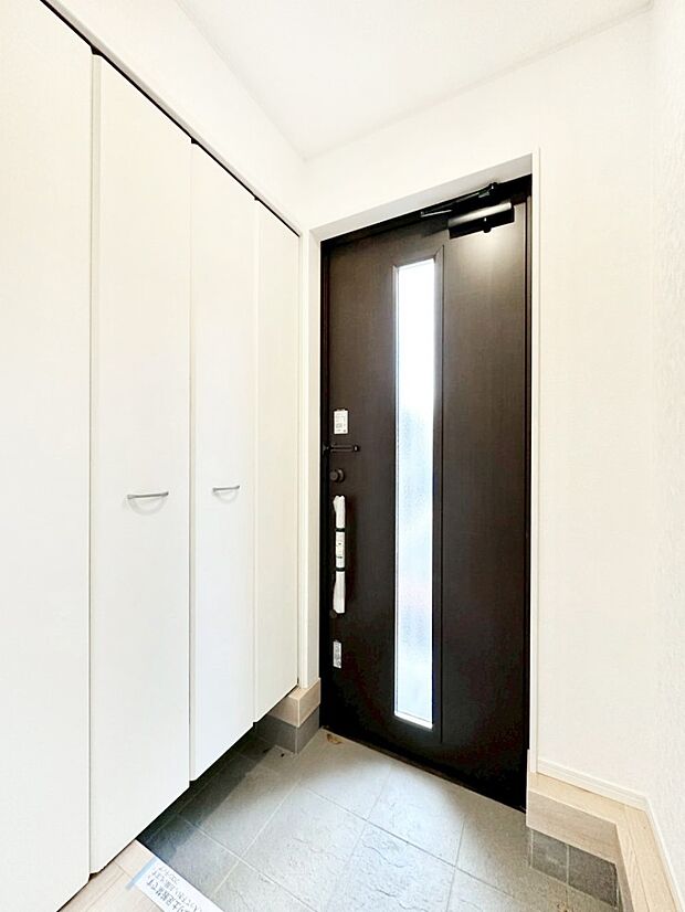 【玄関】明るい陽光が入り込む玄関。ご家族の靴もスッキリ収納できる玄関収納付き!