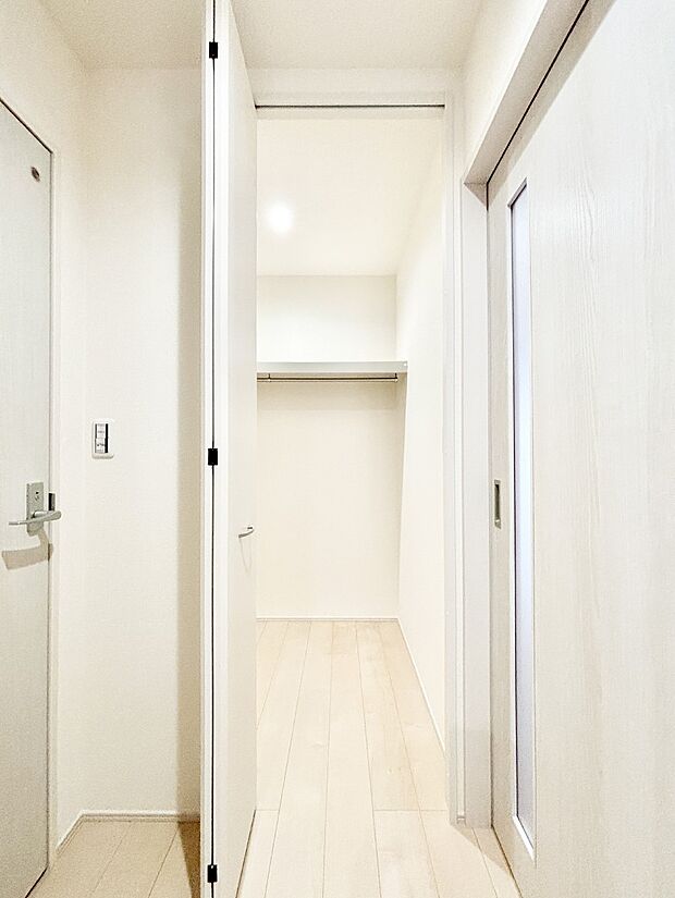 【ウォークインクローゼット】1階ホールにウォークインクローゼットを設けました