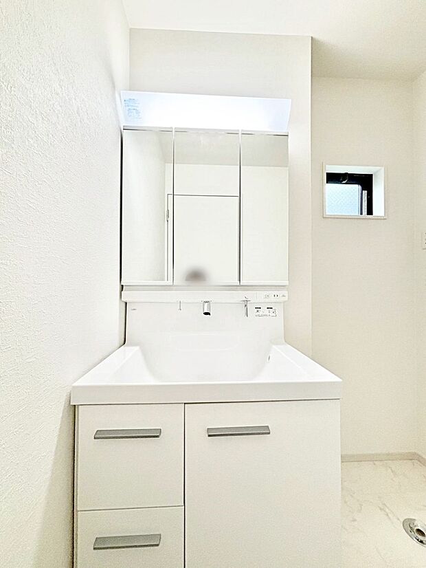 【洗面台・洗面所】清潔感のある快適空間です。毎日の身支度も気持ち良くお使い頂けます。