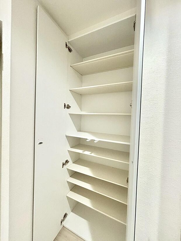 【玄関】散らかりがちな玄関もスッキリの玄関収納付