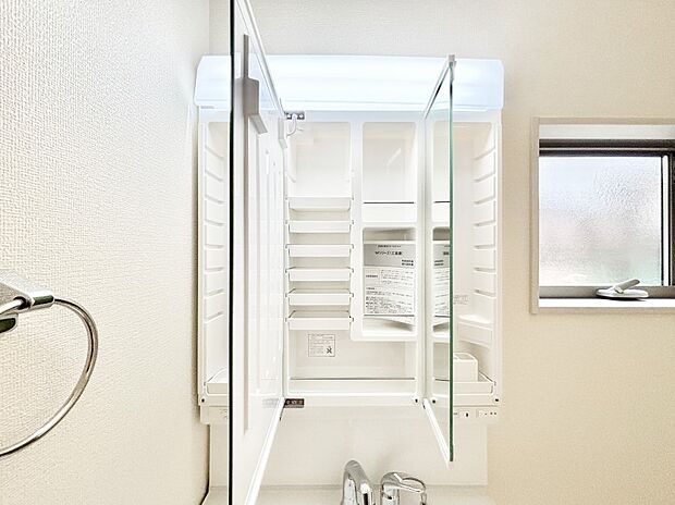 【三面鏡裏収納】三面鏡の裏に、化粧品や衛生用品などを収納可能。洗面台をすっきりと保ちます！