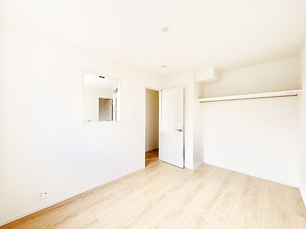 【子供部屋】お子さまのお部屋としても!衣類の整理整頓に便利なクローゼット付きの洋室。