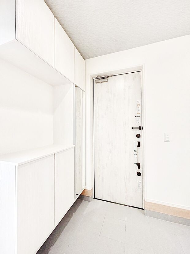 【玄関】ご家族やお客様を気持ちよくお出迎えできる穏やかな雰囲気の玄関です。