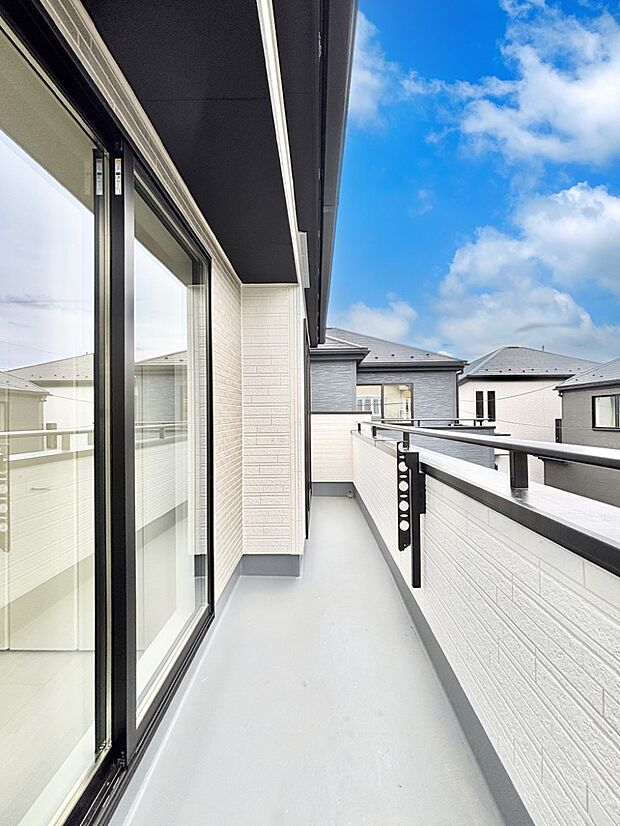 【バルコニー】ゆったりバルコニーだから沢山お洗濯ものを干せます。