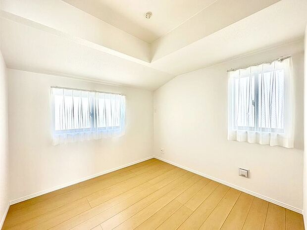 【子供部屋】2面採光で気持ちよく自然光が取り入れられるのでお子様のお部屋にもピッタリ