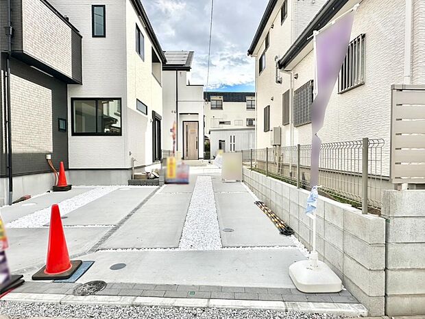 【駐車場】駐車2台可能！急なお客様の駐車に。また、ご家族の自転車スペースとしても大活躍。