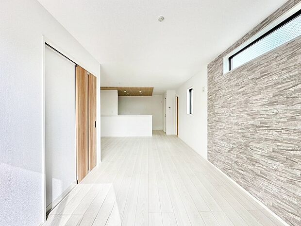 【リビングダイニング】明るい陽光が注ぎ、寛ぎの雰囲気に満たされるリビング・ダイニング。 