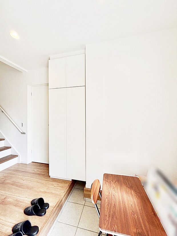 【玄関】家族の帰宅やお客様をあたたかく迎える玄関