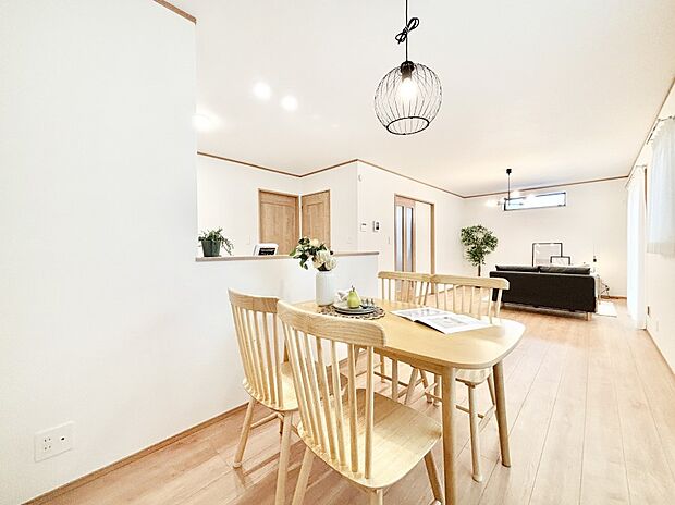 【リビングダイニング】木の温もりがやさしいフローリングは安らぎをもたらす住空間