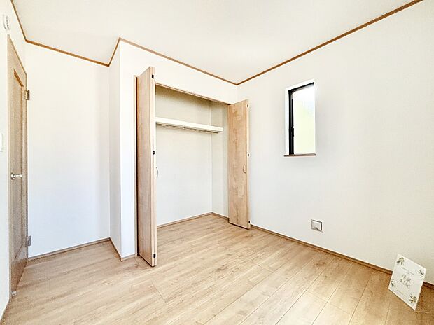 【洋室】やさしい光がさしこむ居室はしっかり収納付き