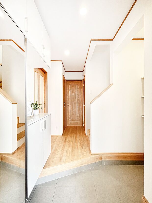 【玄関】ミラー付きシューズボックスはお出かけ前の身だしなみチェックに便利