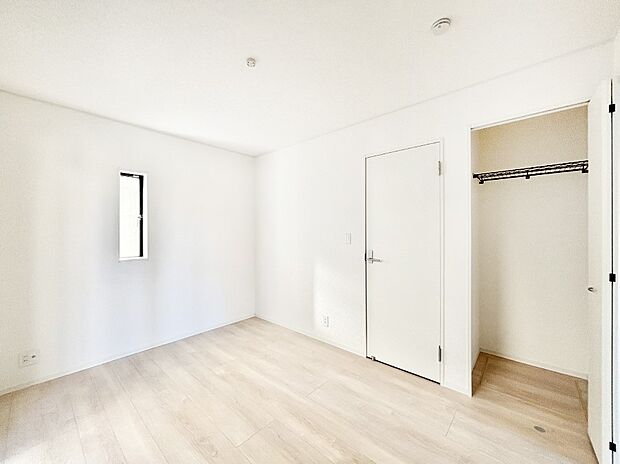 【洋室】やさしい光がさしこむ居室はしっかり収納付き