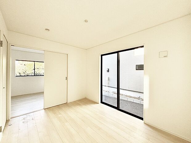 【寝室】1階の洋室。引き戸の開閉でフレキシブルに利用できる間取りプラン