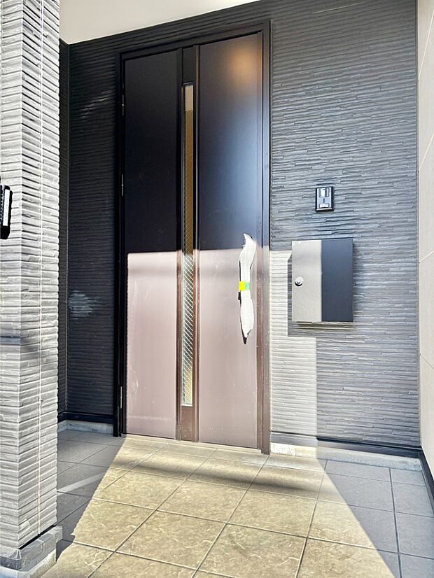 【玄関】大切な家族、来客を出迎える玄関。