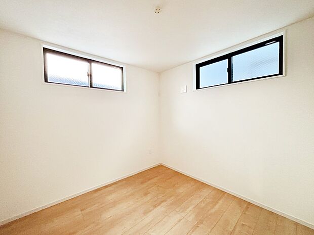 【その他内観】1階の納戸は収納はもちろん、居室としても利用できます。