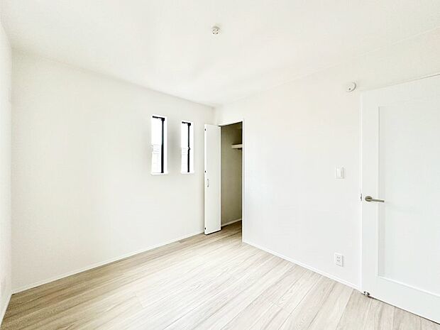 【洋室】爽やかな日差しがお部屋全体を優しく包み込んでくれます