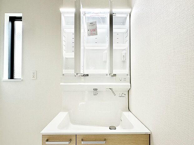 【三面鏡裏収納】三面鏡の裏に、化粧品や衛生用品などを収納可能。洗面台をすっきりと保ちます！