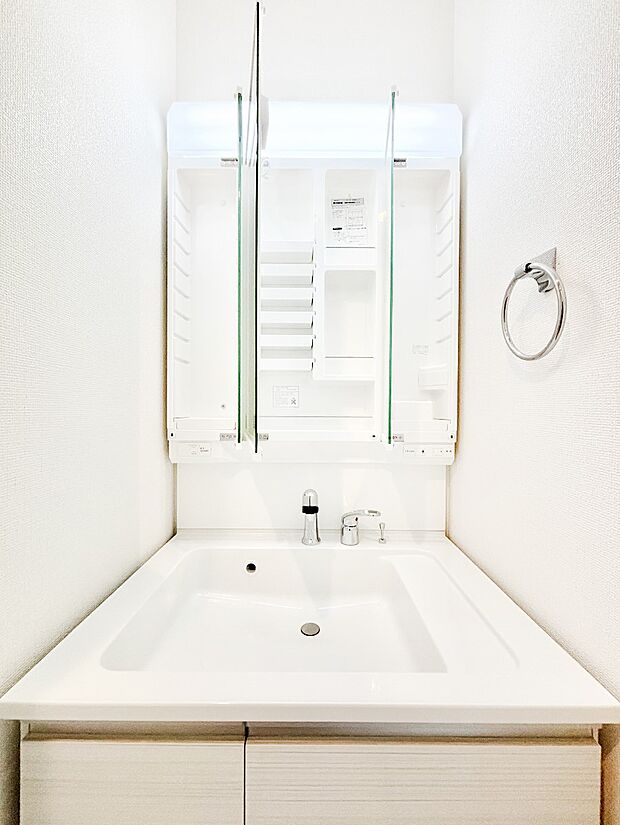 【三面鏡裏収納】三面鏡の裏に、化粧品や衛生用品などを収納可能。洗面台をすっきりと保ちます!