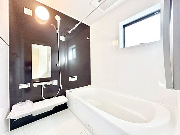 【浴室】一日の疲れを癒してくれる明るい清潔感のあるバスルーム