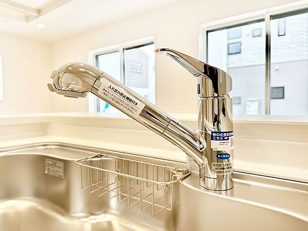 【三面鏡裏収納】三面鏡の裏に、化粧品や衛生用品などを収納可能。洗面台をすっきりと保ちます!