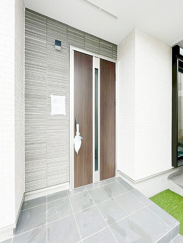 【玄関】玄関前は雨が降っても濡れにくい屋根付き