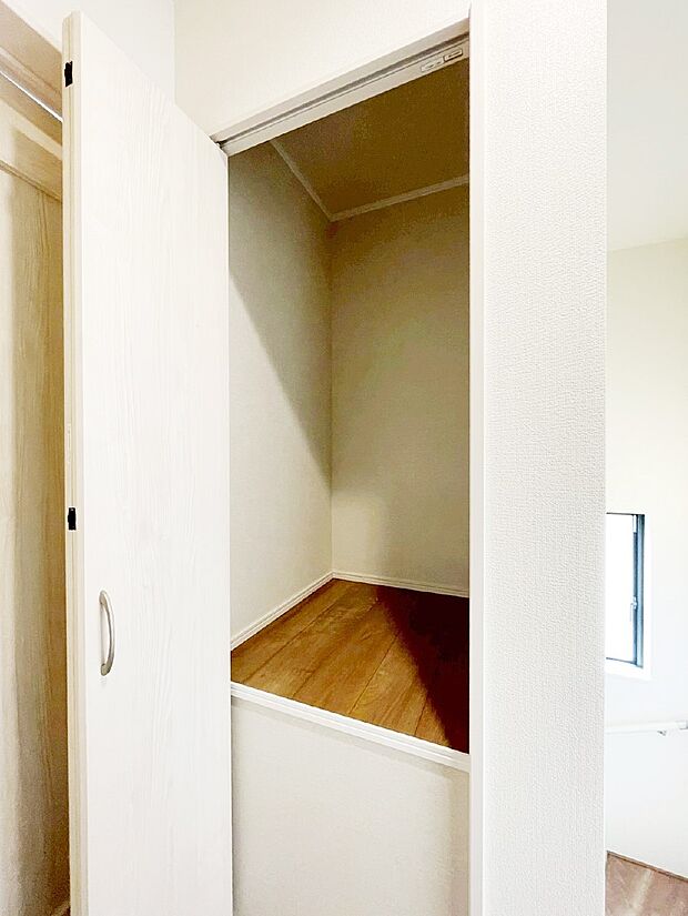 【廊下収納】掃除用具や生活雑貨の保管に便利な廊下収納  