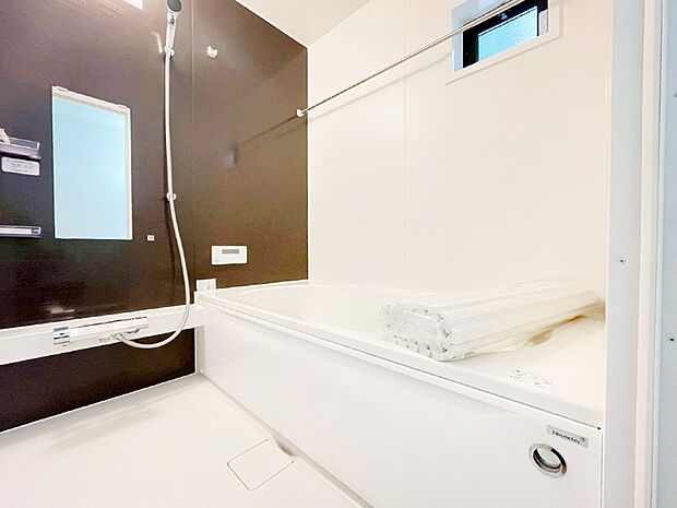 【浴室】一日の疲れを癒してくれる明るい清潔感のあるバスルーム