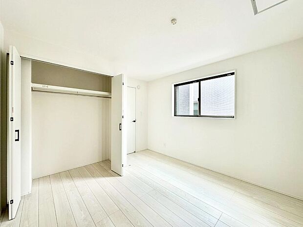 【寝室】収納が充実しているので居住スペースを広々使えます