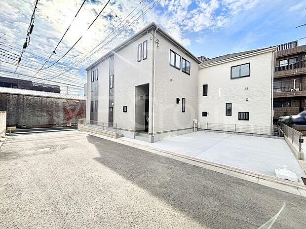 【現地外観写真】シンプルで落ち着きのある建物は住むかたの個性でオリジナルなものになっていきます。