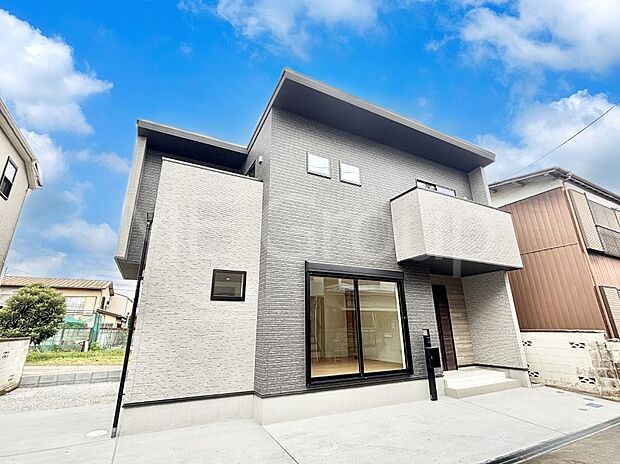 【現地外観写真】シンプルで落ち着きのある建物は住むかたの個性でオリジナルなものになっていきます。