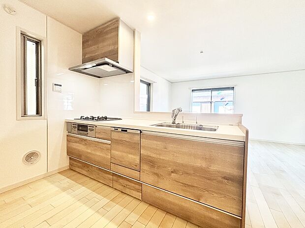 【ダイニングキッチン】料理をしながらご家族との会話を楽しめる対面カウンターキッチン